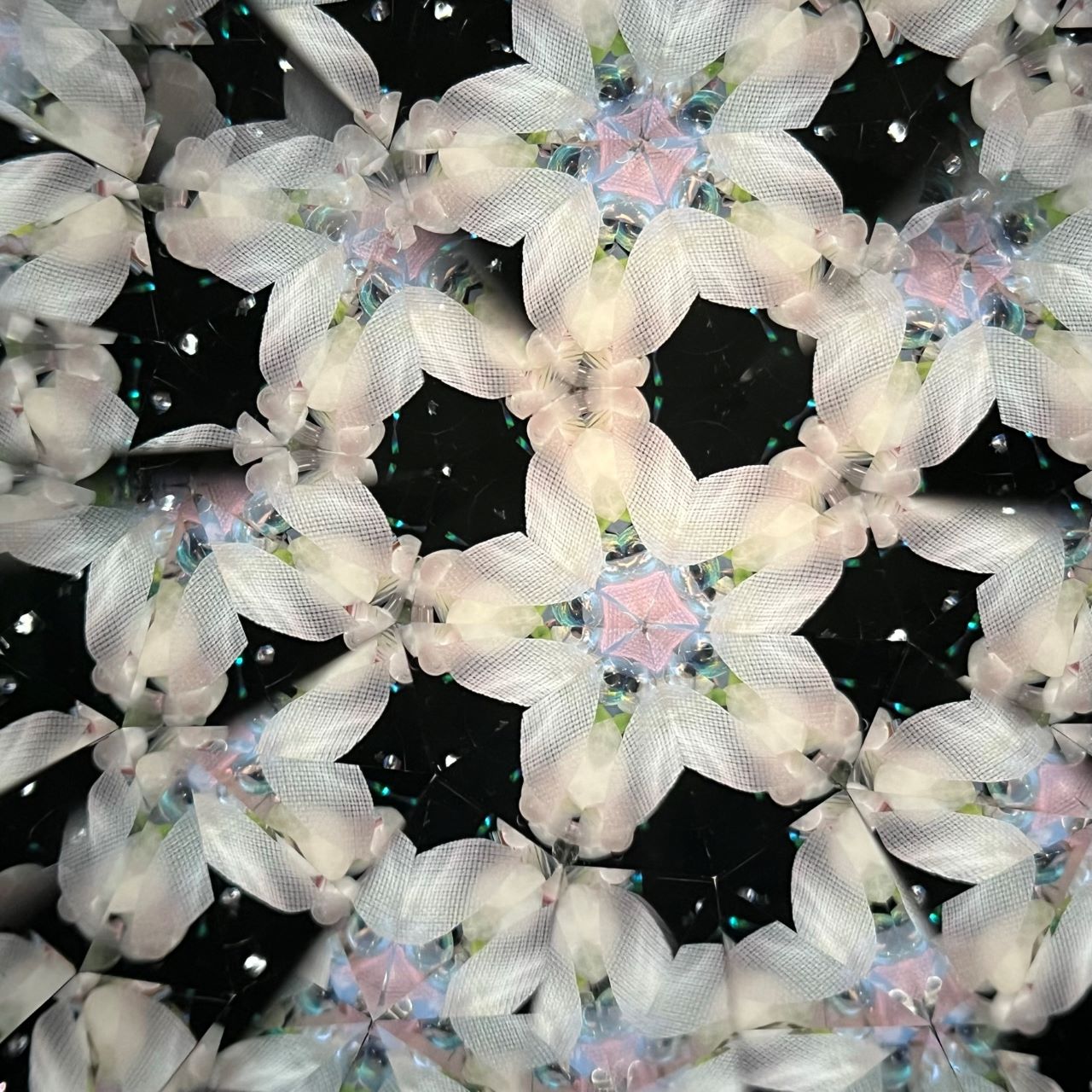 Keiko and Yoshiaki Onodera　　”Cherry Blossoms on a Spring Evening”    -glass kaleidoscope-